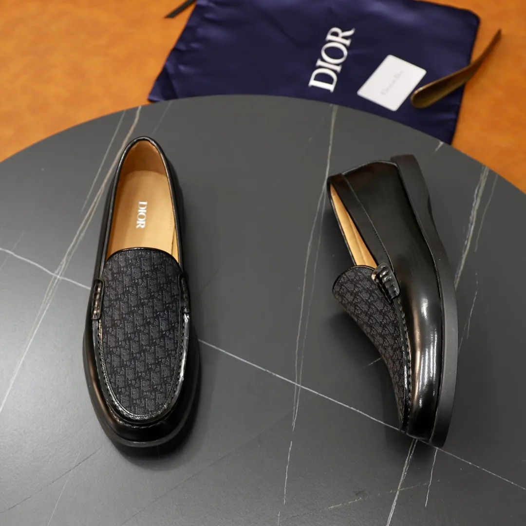 Ex-factory price: 540🙅‍♂️🙅‍♂️🙅‍♂️ Brand: Dior DIOR Standard code: Men's code 38/44 (45 can be customized) Grade: Same as the official website Material: Original cowhide stitching, cowhide lining, original TPU wear-resistant soft outsole Style categories: Leisure and sports version, footwear for driving, young fashion, European and American trends, British style Color: actual picture color
